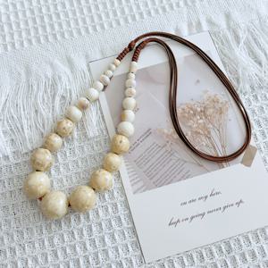 TEMU 유니크한 핸드메이드 세라믹 비즈가 특징인 빈티지 비즈 목걸이입니다. 길이 조절이 가능하며, 고온에서 제작된 진공구리 세라믹 비즈로 제작되었습니다. 여성에게 아름다운 액세서리로 적합하며, 가족에게 이상적인 선물입니다.