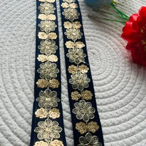 TEMU 1 야드 / 91.2 Cm / 35.82 인치의 고급스러운 레이스 트림, 정교한 금색 꽃무늬 자수와 반짝이는 스팽글 장식으로 장식되어 있습니다. 패션, 웨딩 드레스, 고급 무대 의상에 적합한 우아한 빈티지 디자인입니다.