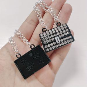 TEMU 벌크 공급 2개 신상품 달콤하고 시원한 다크 블랙 로즈 레드 체인 백 풀 라인스톤 장식 지갑 DIY 인형 시뮬레이션 핸드백 주얼리 액세서리 잡동사니 폰 케이스 메이크업 거울 장식 수공예 참