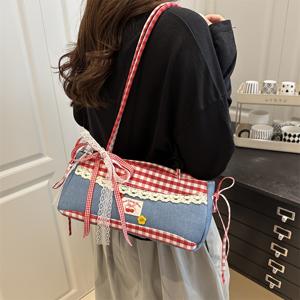 TEMU 레드 앤 화이트 체크무늬 숄더백, 레이스 리본 장식과 체리 아플리케가 있는 한국 스타일 귀여운 격자무늬 겨드랑이 가방. 출퇴근이나 커피숍 방문을 위한 스위트 스타일 아이템, 데이트나 쇼핑에 필수품. 가볍고 대용량, 일상 수업이나 주말 외출에 활용도 높은 가방