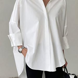 TEMU 봄, 여름에 잘 어울리는 단색 캐주얼 스타일 여성 셔츠입니다. 흰색 원단, 칼라, 긴소매, 불규칙한 밑단이 특징입니다. 이 넉넉한 배트윙 셔츠는 출퇴근, 홈웨어에 완벽하며 빈티지 엘레강스한 감각을 연출합니다.