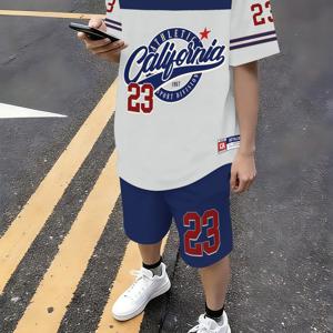 TEMU 세련된 프린트가 돋보이는 반팔 티셔츠와 넉넉한 반바지로 구성된 트렌디한 남아용 의상. 봄, 가을, 여름 야외 활동에 완벽하며, 야외 활동, 십 대, 십 대에게 적합합니다.