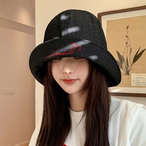 TEMU 세련되고 가벼운 여성용 어부 모자입니다. 자수된 글자와 빈티지 플립업 디자인으로 봄과 여름에 완벽합니다. 넓은 챙의 모자는 패셔너블한 햇빛 가리개 역할을 하며 여성에게 필수적인 야외 액세서리입니다.