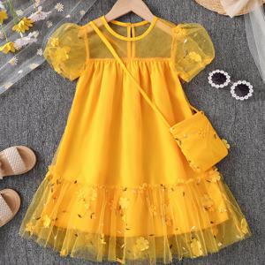 TEMU 여름 여아용 패셔너블한 플러프 소매 플로럴 패턴 원피스, 크로스바디 백과 함께 매치. 편안하고 다재다능한 데일리룩으로, 통기성 좋은 디자인으로 야외 활동에 적합합니다.