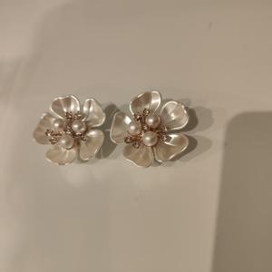 TEMU 버튼 커버 세트 | 3D 꽃 + 라인스톤 장식 클립 디자인 | 셔츠와 드레스 겸용 | 원활한 설치 | 발렌타인데이/크리스마스 선물로 이상적