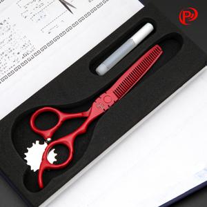 TEMU 정품 (Poulos) 고급형 레드 전문가용 미용 가위, 날카롭고 견고하며 내마모성과 내구성이 뛰어난 날. 인체공학적 설계의 손잡이로 더 큰 편안함과 사용 용이성을 보장합니다. 엄선된 440C 강철로 제작된 이 가위는 이발사를 위해 전문적으로 설계되었습니다. 고급스러운 선물용 상자에 담겨 제공됩니다
