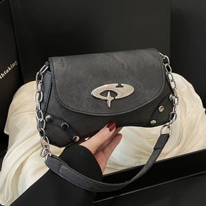 TEMU 세련된 여성 숄더백 1개 - 트렌디한 크로스바디 백으로 패셔너블하고 다재다능하며 스트리트 스타일, 스위트 쿨, 스파이시한 룩에 적합하며 Y2K, 레트로, 향수를 담은 요소가 혼합되어 있으며 메탈 체인, Y2K 스타일의 가방으로 특징입니다.