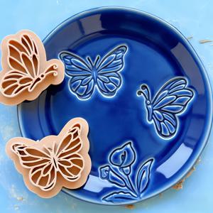 TEMU 정교한 클래식 나비 모양 세라믹 점토 스탬프 2개 세트, 다양한 나비 디자인 포함, 도자기, 세라믹 접시, 세라믹 컵, 컵받침 또는 기타 점토 DIY 나비 모양 엠보싱 스탬프용. 도자기 초보자에게 큰 도움이 되며, 심플한 디자인과 선명한 질감이 도자기 작품에 예술적인 감각을 더해줍니다