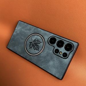 TEMU 휴대폰 케이스 - 이 합성 인조 가죽 마그네틱 폰 커버는 S6, S25, 824, S23, FE, 플러스 및 울트라를 포함한 삼성 갤럭시 모델용으로 설계되었으며, 메이플 잎 패턴이 특징입니다. 부드러운 테두리 뒷면은 피부와 같은 느낌을 주고 있습니다.