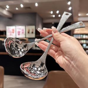 TEMU 2개 스테인리스 스틸 냉면 스푼 냄비 스푼 거름망 가정용 주방 요리 스푼 광택 있는 밝은 표면 긴 손잡이 국물 쉘 거름망 가정 주방 용품 데일리 국물 스푼 냉면 필수 도구