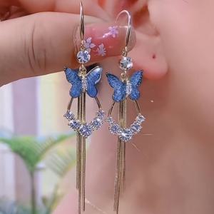 TEMU 고급스러운 파란색 나비 태슬 귀걸이, 반짝이는 보석으로 장식되어 빛나는 장식, 부드럽게 흔들리는 활발한 태슬이 특징이며, 로맨틱한 요정 날개로 디자인되었으며, 변색을 방지하는 정교한 장인 정신으로 제작되었습니다.