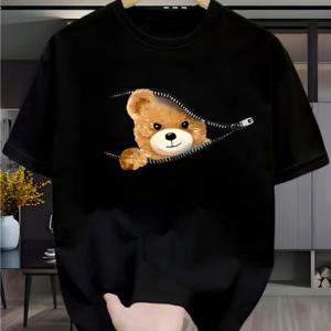 TEMU 새로운 남성 여름 라운드넥 캐주얼 반팔 티셔츠는 창의적인 지퍼 곰돌이 프린트와 재미있는 지퍼 곰돌이 디자인을 특징으로 하며, 편안한 핏으로 귀엽고 독특한 스타일을 좋아하는 사람들에게 완벽합니다.