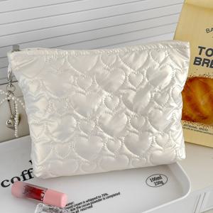 TEMU 광택 하트 퀼팅 수납 가방, 진주 리본 펜던트, 지퍼 스타일 스위트 단색 간편 꽃꽂이 수납 가방, 트렌디한 질감 휴대용 메이크업 가방, 통근자 화장품 가방, 소품 정리함, 가정 여행 데일리 여성용 범용 스타일