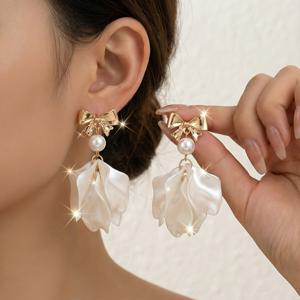 TEMU 1쌍의 우아한 화이트 여성 플로럴 귀걸이, 트렌디하고 다재다능한 디자인, 골드 톤 아연 합금 리본 귀걸이, 여성 봄/여름 , 캐주얼 파티, 결혼식에 적합
