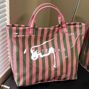 TEMU 이 여성 패션 레트로 컬러 블로킹 토트백은 시각적 이펙트와 높은 실용성을 결합하여 캐주얼 출퇴근을 위한 트렌디한 선택이 됩니다. 강력한 색상 대비는 생생하고 빈티지 분위기를 연출합니다. 가방은 넉넉한 오픈 디자인을 특징으로 합니다.