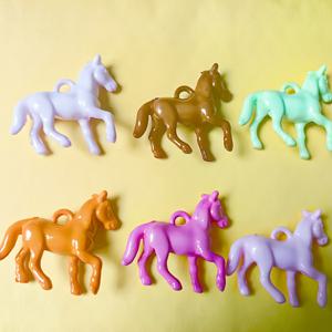 TEMU 체인백, 열쇠고리, 목걸이, 펜던트 및 귀걸이 제작용 레진 성형 말 액세서리 6개 세트. 빨강, 노랑, 초록 색상으로 제공됩니다. 다양한 용도로 사용 가능