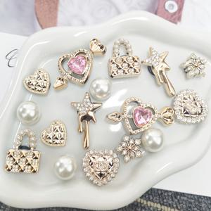 TEMU 16개 골드 블링 나비 하트 모양 신발 장식 라인스톤 스완 눈꽃 신발 장식 사랑스러운 인조 비즈 핸드백 신발 추가 창의적인 체인 다기능 탈착식 신발 클립 여성 샌들 슬라이드 장식 생일 파티 선물