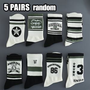 TEMU 트렌디한 레터 스트라이프가 돋보이는 남성용 미드 카프 양말 5켤레 랜덤 세트입니다. 스타일리시한 농구 스포츠 양말로 높은 미적 감각을 자랑합니다. 가볍고 속건성으로 빠르게 마르고 있습니다.