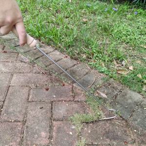 TEMU [마당 잡초 제거 도구] 대형 잡초 걸레 - 벽돌 틈새의 이끼 및 잡초를 효율적으로 제거! 미끄럼 방지 나무 손잡이 디자인, 엎드려서 제거할 필요 없이 뽑을 수 있으며, 아이스 훅으로 사용 가능, 고강도 녹 방지 금속 헤드