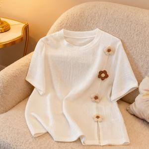 TEMU 네이처 디자인 센스! 3D 플로럴 슬릿 화이트 티셔츠, 다재다능하고 눈길을 사로잡는 여름의 상쾌함을 강화한 부드럽고 귀여운 3D 플로럴 장식 슬릿 디자인 화이트 스타일 캐주얼 패션 우아한 파티 웨어 섹시하고 우아한 부드러운 질감 D