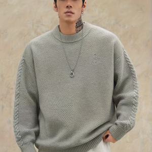 TEMU 2025년 가을/겨울 남성용 스웨터. 정교한 케이블 니트 패턴, 루즈핏, 긴소매, 빈티지 미국 스타일의 라운드넥 디자인으로 구성되어 있습니다.