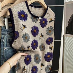 TEMU 봄, 가을, 겨울, 사계절 스타일은 라운드넥 디자인을 특징으로 합니다. 바디는 텍스처 패턴이 있으며, 엣지는 네이비 블루의 두꺼운 실로 트리밍되어 대비되는 색상의 효과를 주고 있습니다. 라인은 깨끗하고 실루엣을 윤곽으로 그릴 수 있습니다.