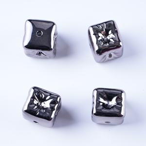 TEMU 10개입 16mm 사각 장식 구슬, 직선 구멍, 창의적인 DIY 루즈 비즈. 목걸이, 팔찌, 귀걸이, 핸드메이드 액세서리 제작에 적합한 재료. 장식 구슬, 키체인, 차량 펜던트, 가방 체인 액세서리로도 활용 가능. 또한 소품 장식이나 가족/친구 선물로도 사용 가능