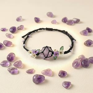 TEMU 여성을 위한 수제 스타일 암에스타 브레이슬릿. 숲 테마의 꽃이 특징이며, 블랙 코드와 천연 암에스타를 조합한 독특한 디자인입니다.