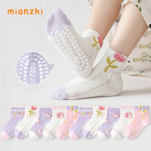 TEMU 5켤레의 MIANZHI 플로럴 유니콘 디자인 플로어 삭스. 남아, 여아, 유아, 아동 모두에게 적합합니다. 별과 레이스 패턴이 있는 부드러운 밑창 실내 미끄럼 방지 미드-카프 삭스는 캐주얼한 일상복으로 완벽합니다.