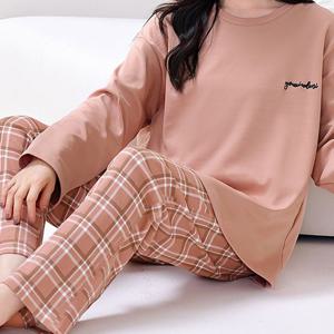 TEMU 봄/가을용 여성 파자마 세트 2pcs, 캐주얼 브라운 슬로건 프린트 - 라운드넥 긴팔 상의와 탄력성 있는 허리 체크무늬 바지, 루즈핏 파자마 바지