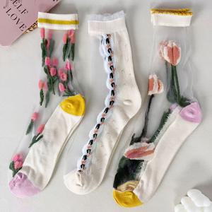 TEMU 3켤레 여성용 미드-카프 양말. 3차원 튤립 꽃과 스타일리시한 유리 섬유 디자인의 테마 디자인. 얇고 통기성이 좋으며 흡습성이 뛰어난 이 양말은 봄과 여름에 완벽합니다.