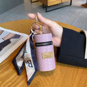 TEMU 스카프가 돋보이는 새로운 미니 직조 립스틱 파우치, 컴팩트하고 섬세한 디자인으로 립스틱, 이어버드, 동전, 열쇠 및 일상 필수품을 쉽게 보관할 수 있습니다. 여행에 적합한 가벼운 무게와 빈티지 엘레강스 스타일로 세련된 취향을 보여줍니다. 패셔너블하고 다용도로 활용 가능합니다