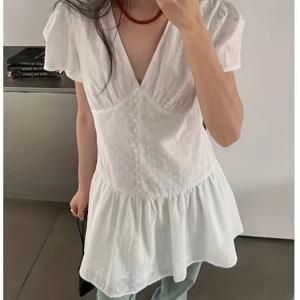 TEMU V넥이 있는 아름답고 달콤한 숏 드레스. 여름 티 파티에 완벽하며, 매력적인 화이트 디자인을 특징으로 합니다.