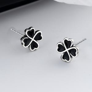 TEMU 여성을 위한 스타일리시 귀걸이 2개 세트. 하트 모양의 네잎 클로버 스크류 스타일 스터드 디자인으로 가을, 겨울에 착용하기에 완벽합니다. 친구를 위한 훌륭한 선물이며 파티, 데일리 출퇴근, 뮤직 페스티벌, 할로윈, 크리스마스에 적합합니다.