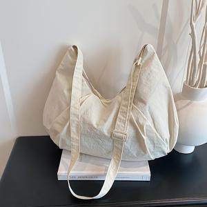 TEMU (핸드백) 간편하고 다재다능한 나일론 단색 주름 여성 숄더백, 대용량 크로스바디 백, 프레피 스타일 만두 가방, 캐주얼 숄더백, 지퍼형 천 가방, 핸드백, 짐 가방, 요가 가방, 가벼운 토트백