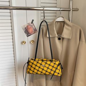 TEMU 새로운 달콤하고 멋진 매운 독점 체크 무늬 여성 숄더백, 가방 양쪽에 묶인 리본 장식이 있습니다. 달콤하고, 검정과 노란색 체크는 눈에 띄고 밝으며, 생기와 활기를 보여줍니다. 노란색과 회색 체크는 낮고 우아합니다.