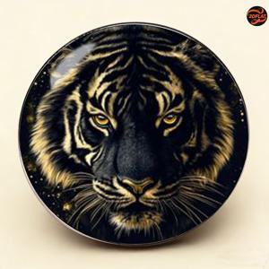 TEMU 블랙 골든 타이거 헤드 브로치 정교한 동물 디자인 라펠 핀 패션 액세서리 남녀공용 파티 선물 주얼리 반짝이는 배경 독특한 동물 테마 옷 장식용 브로치 고품질 합금 소재 동물 애호가를 위한 창의적인 선물 여성 의류