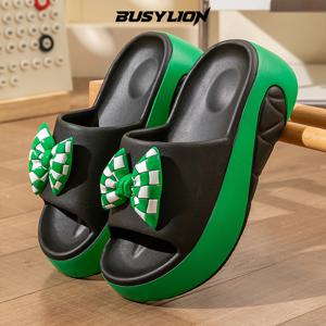 TEMU BUSYLION 여성용 홈 슬리퍼는 세련된 리본 장식, 독특한 컬러 블록 두꺼운 밑창, 체크 무늬 리본 디자인을 특징으로 하여 여성용 다용도 아웃도어 신발로 적합합니다. 여성 신발