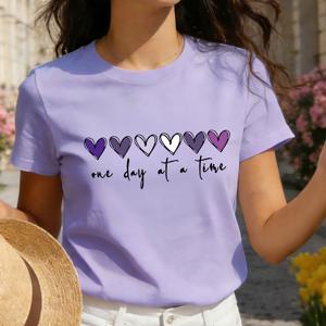 TEMU 여성용 캐주얼 그래픽 티셔츠. 'Take It One Day at a Time' 문구가 있는 하트 프린트가 특징입니다. 보라색과 흰색의 반팔 크루넥 탑으로, 봄과 여름에 완벽하며, 일상복으로 스타일리시한 선택입니다.