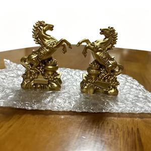 TEMU 행운을 불러오는 금색 말 조각상 2개 세트 - 성공과 풍요를 상징하는 상징 - 튼튼한 레진 조각상, 집 또는 사무실 장식에 이상적, 설날 축하 행사에 완벽