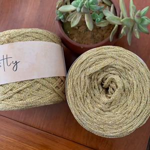 TEMU 황금빛 노란색과 은색 실이 섞인 플랫 원사 2다발, 100g/다발, 2개입, 폭 5mm. 핸드 위빙, DIY 공예에 매우 적합. DIY 코바늘 키트, 핸드백, 휴대폰 파우치, 모자, 스카프, 교역품, 슬리퍼, 인형, 쿠션 등을 만드는 데 사용 가능