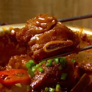 청양고추로 매운맛을 낸 48시간 저온숙성 왕십리 매운갈비찜