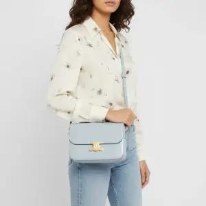 셀린느 CLASSIQUE TRIOMPHE BAG IN SHINY CALFSKIN 187363BF4 07SZ) 클래식 트리옹프백)