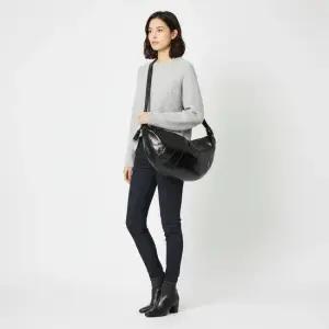 르메르 26SS LARGE CROISSANT BAG BG0000 LF1329 999) 라지 크루아상 백)