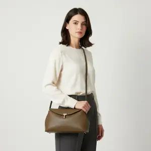 토템(TOTEME) 26SS T-LOCK GRAINED LEATHER CLUTCH 234-WAL944-LE0030 356) 티락 그레인 레더 클러치)