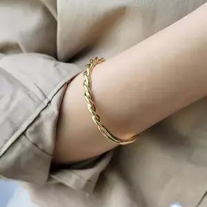 [하프클럽/]여자 출근룩 트위스트 컨템포러리 모임룩 팔찌