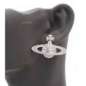 26SS MINI BAS RELIEF EARRINGS (62020033 02P491) (미니 바스 릴리프 귀걸이)