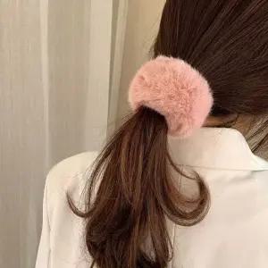 여자 겨울 데이트 룩 포니테일 퍼 헤어 밴드 원터치 원터치퍼밴드 퍼헤어밴드 퍼헤어끈