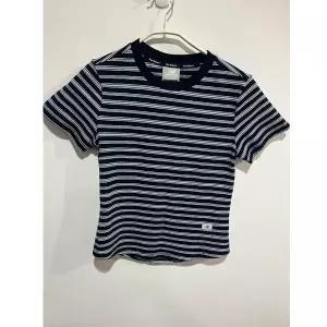 [뉴발란스] W 핏티드 스트라이프 반팔티(SLIM) NBNEG2W442 NAVY