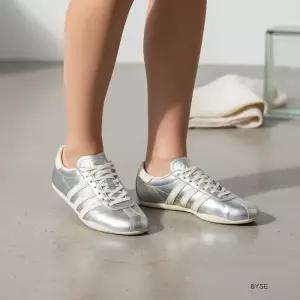 아디다스 운동화 도쿄 실버 메탈릭 크림 화이트 463342